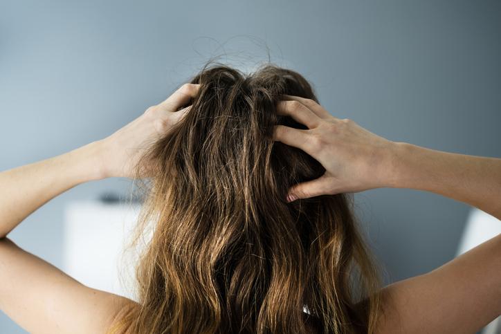 "Mes cheveux sont secs et cassants depuis que je me colore" : Amélie vous explique pourquoi